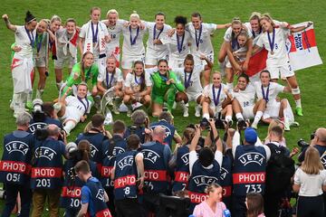 El equipo inglés posa ante los medios como campeón de la Eurocopa 2022.