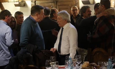 El periodista Santi Segurola charla con Enrique Cerezo durante la comida. 





