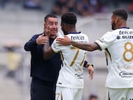 MEX8239. CIUDAD DE MÉXICO (MÉXICO), 20/07/2025.- El entrenador Efraín Juárez (i), y los jugadores Alvaro Angulo (c) y José Caicedo de Pumas celebran un gol este domingo, durante un partido entre Pumas y Pachuca del Torneo Apertura 2025 de la Liga MX en el Estadio Olímpico Universitario, en Ciudad de México (México). EFE/ Isaac Esquivel