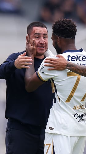 MEX8239. CIUDAD DE MÉXICO (MÉXICO), 20/07/2025.- El entrenador Efraín Juárez (i), y los jugadores Alvaro Angulo (c) y José Caicedo de Pumas celebran un gol este domingo, durante un partido entre Pumas y Pachuca del Torneo Apertura 2025 de la Liga MX en el Estadio Olímpico Universitario, en Ciudad de México (México). EFE/ Isaac Esquivel