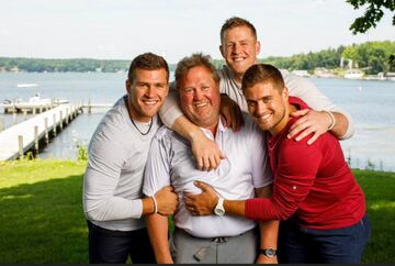 Los jugadores de la NFL J.J. Watt y T.J. Watt aparecen junto a su hermano para celebrar en una imagen con su padre. 