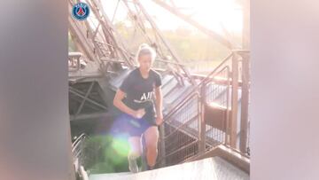 Las jugadoras del PSG entrenan subiendo a la Torre Eiffel