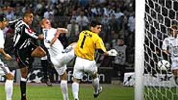 La alegría de los jugadores de la Juventus estaba más que justificada. Con los goles marcados por Trezeguet, Del Piero y Nedved echaron de la Champions League al vigente campeón del torneo.