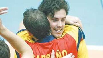 <b>EL MISMO DIA. </b> Por la mañana Juanjo Salvador se entregó para que ganase España. Por la tarde, pasó por vicaría, porque la ya su esposa quería casarse el día de su cumpleaños.