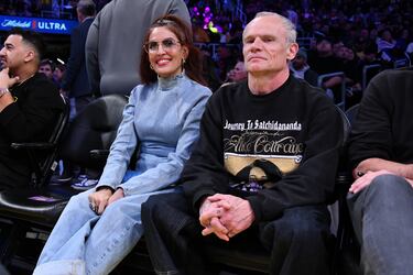 Flea y Melody Ehsani en la grada del Crypto.com Arena.