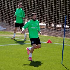 Mario Gaspar y Carreira corren para llegar ante el Albacete