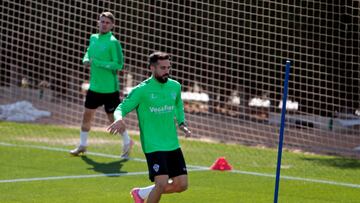 Mario Gaspar y Carreira corren para llegar ante el Albacete