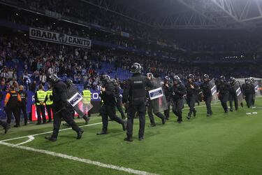 Cordón de seguridad policial tras finalizar el partido para evitar la invasión de campo.