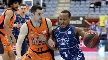 GRAF6958. SAN SEBASTIÁN, 02/03/2019.- El escolta del Valencia Basket, Rafa Martínez (i) y el base estadounidense del Delteco GBC, Nevels Garrett (d), durante el partido de la Liga Endesa de baloncesto disputado hoy en el San Sebastián Arena 2016. EFE/ Gorka Estrada