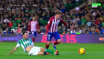 El Atleti reclamó penalti sobre Griezmann pero Latre no lo vio