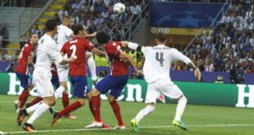 Ramos gana la posici¨®n a Savic, que le sujeta...