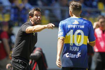 El entrenador de Deportes Antofagasta Pablo Sanchez da instrucciones a sus jugadores durante el partido de primera division disputado contra Universidad de Chile en el Estadio Sausalito de Vina del Mar, Chile.