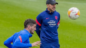 Simeone supervisa el entrenamiento del Atl&eacute;tico