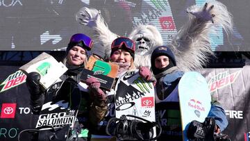 BRECKENRIDGE, CO - DECEMBER 16: (De izquierda a derecha) Maddie Mastro de Estados Unidos (2&ordf;), Chloe Kim de Estados Unidos (1&ordf;) y Queralt Castellet de Espa&ntilde;a (3&ordf;) en el podium del Women&#039;s Snowboard Modified Superpipe Final prese