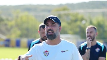 Arda Turan dirige un entrenamiento del Eyüpspor.