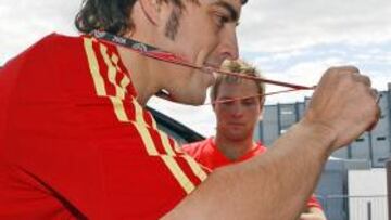 <b>CON LA ROJA. </b>Alonso se presentó ayer en el circuito de Silverstone vestido con la camiseta de España.