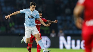 Anastasios Douvikas se anticipa a Omar Alderete durante el partido entre el Celta y el Getafe.