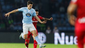Douvikas conduce el balón durante un partido contra el Getafe en Balaídos.