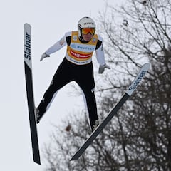 Prevc se impone en los saltos de Sapporo