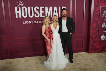 Amanda Seyfried, Sydney Sweeney y Brandon Sklenar posan en la alfombra roja de la premier de 'The Housemaid' celebrada en el Grauman's Chinese Theatre de Hollywood.