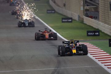 El piloto holandés de Red Bull Racing, Max Verstappen, lidera el grupo seguido del piloto monegasco de Ferrari, Charles Leclerc. 