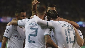 Bruges (Belgium), 19/10/2021.- Manchester City&#039;s Kyle Walker (2-L) celebrates with teammates after scoring the 0-3 goal during the UEFA Champions League group A soccer match between Club Brugge and Manchester City in Bruges, Belgium, 19 October 2021.