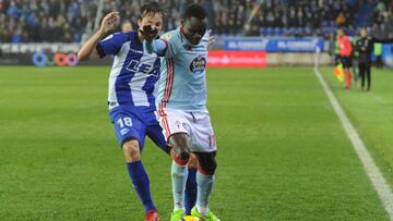 Pione Sisto protege el balón ante Tomás Pina en el partido entre el Alavés y el Celta.