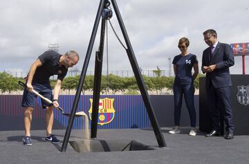 Andrés Iniesta tira la primera palada de tierra.