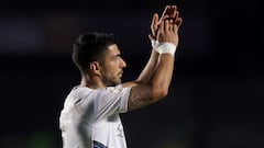 Luis Suárez aplaude durante un partido de Grêmio.