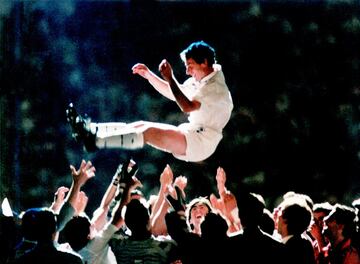 El último vuelo de El Buitre.
15 de junio de 1995. El último día de una Quinta irrepetible. Butragueño se iba con un partido homenaje con todos sus compañeros. El final estaba claro:
tenía que volar por última vez en el Bernabéu...