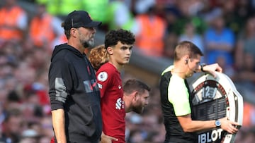 Soccer Football - Premier League - Liverpool v AFC Bournemouth - Anfield, Liverpool, Britain - August 27, 2022   Liverpool's Stefan Bajcetic with Liverpool manager Juergen Klopp as he prepares to come on as a substitute REUTERS/Phil Noble EDITORIAL USE ONLY. No use with unauthorized audio, video, data, fixture lists, club/league logos or 'live' services. Online in-match use limited to 75 images, no video emulation. No use in betting, games or single club /league/player publications.  Please contact your account representative for further details.