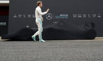 Nico Rosberg durante la presentación en Montmelo (Barcelona) del nuevo híbrido W07 con el que la escudería pretende defender su liderazgo.