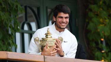 Carlos Alcaraz sonríe con su trofeo de campeón de Wimbledon 2023.