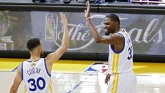 MON130. OAKLAND (EE.UU.), 01/06/2017.- Kevin Durant (d) de Golden State Warriors celebra con Stephen Curry (i) hoy, jueves 1 de junio de 2017, durante el primer juego de la final de la NBA entre Cleveland Cavaliers y Golden State Warriors, que se disputa en el Oracle Arena, en Oakland, California (Estados Unidos). EFE/JOHN G. MABANGLO