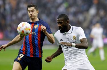 Lewandowski y Rüdiger pelean por un balón.