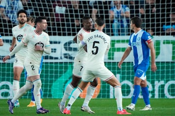 VITORIA , 18/10/2024.- Los jugadores del Real Valladolid celebran su primer gol durante el partido de LaLiga entre el Alavés y el Real Valladolid, este viernes en el estadio de Mendizorroza. EFE/ ADRIAN RUIZ HIERRO
