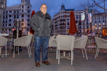 Alfredo Relaño posa para AS en la plaza de Santa Bárbara, en Madrid. 