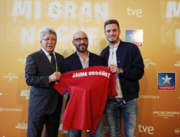 Jaime Ordoñez recibe la camiseta del Atlético de Madrid de manos de Cerezo y Saúl.