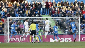 EL jugador del Real Madrid, Varane, marca de cabeza el 0-2 al Getafe.