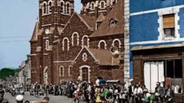 <b>TRADICIONAL. </b>El pelot¨®n, a su paso por Maure-de-Bretagne, en 1950.