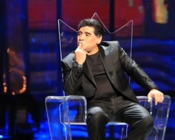 Actuaci¨®n de Maradona en el teatro San Carlo de N¨¢poles.