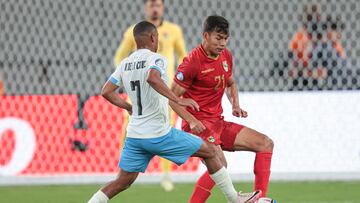 Jun 27, 2024; East Rutherford, NJ, USA; Bolivia defender Jesus Sagredo (21) plays the ball against Uruguay midfielder Nicolas De La Cruz (7) during the second half of the Copa America match at MetLife Stadium. Mandatory Credit: Vincent Carchietta-USA TODAY Sports