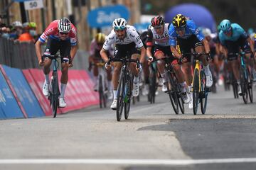 La última gesta que recordamos en esta lista tiene como protagonistas a dos de los corredores más brillantes de la joven generación actual: Van der Poel y Pogacar. Desde la distancia, ambos firmaron una batalla colosal en la quinta etapa de la Tirreno-Adriático de este año, como si de una clásica de las Ardenas se tratase. Al día no le faltó ni un gramo de épica, aderezada con frío y lluvia, ni a Van der Poel de fuerzas, ya que el neerlandés cruzó la meta casi exhausto tras atacar a 50 km de meta y rodar en solitario hasta el triunfo. La emoción estuvo servida cuando Pogacar decidió arrancar del grupo de favoritos a 18 km de la llegada y fue capaz de recortarle casi los 3 minutos de renta que disponía Van der Poel. Un duelo lleno de emoción entre dos titanes llamados a marcar una época.