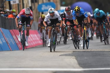 La última gesta que recordamos en esta lista tiene como protagonistas a dos de los corredores más brillantes de la joven generación actual: Van der Poel y Pogacar. Desde la distancia, ambos firmaron una batalla colosal en la quinta etapa de la Tirreno-Adriático de este año, como si de una clásica de las Ardenas se tratase. Al día no le faltó ni un gramo de épica, aderezada con frío y lluvia, ni a Van der Poel de fuerzas, ya que el neerlandés cruzó la meta casi exhausto tras atacar a 50 km de meta y rodar en solitario hasta el triunfo. La emoción estuvo servida cuando Pogacar decidió arrancar del grupo de favoritos a 18 km de la llegada y fue capaz de recortarle casi los 3 minutos de renta que disponía Van der Poel. Un duelo lleno de emoción entre dos titanes llamados a marcar una época.