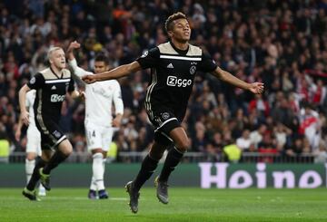 0-2. David Neres celebró el segundo gol.