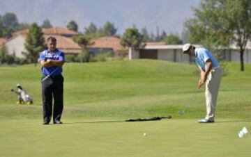 Claudio Borghi se relaja jugando golf junto al cantante Douglas y al golfista Juan Cerda.