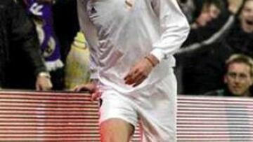 CORAZÓN BLANCO. Zidane festeja uno de los cinco goles que ha conseguido en Liga. Su comunión con la afición es total desde que llegó.