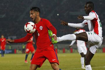 Futbol, Chile vs Burkina Faso.
Partido amistoso 2017.
El jugador de Chile Mauricio Isla,  izquierda,  juega el balÃ³n contra Burkina Faso durante el partido amistoso  en el estadio Nacional.
Santiago, Chile.
02/06/2017
Marcelo Hernandez/Photosport***************

Football, Chile vs Burkina Faso.
Friendly match 2017.
Chile's player Mauricio Isla,, left,  play the ball  during friendly match against Burkina Faso at Nacional stadium in Santiago, Chile.
02/06/2017
Marcelo Hernandez/Photosport