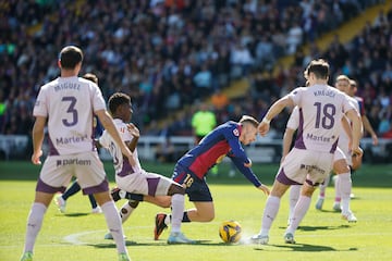 Jugada de Fermín López y Yaser Asprilla que fue vista por el árbitro Pulido Santana en el VAR por posible penalti.