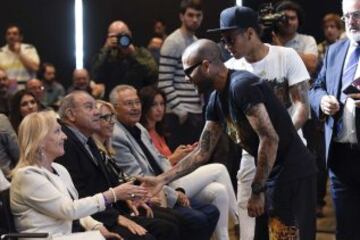 Dani Alves y Neymar saludan a los padres de Xavi.